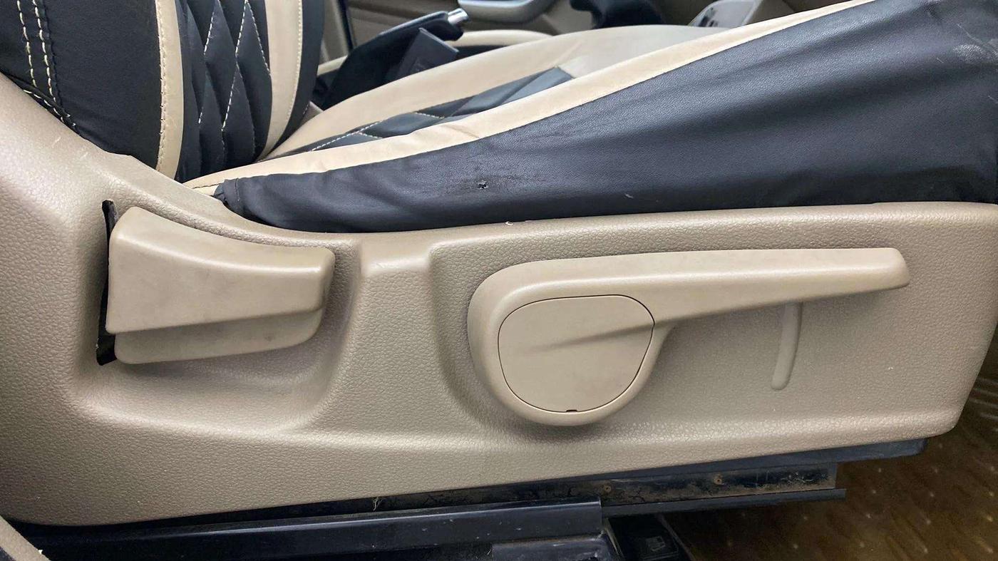 2018 Mahindra TUV300 T8, Diesel, Manual, 89,589 km, Driver Side Adjustment Panel