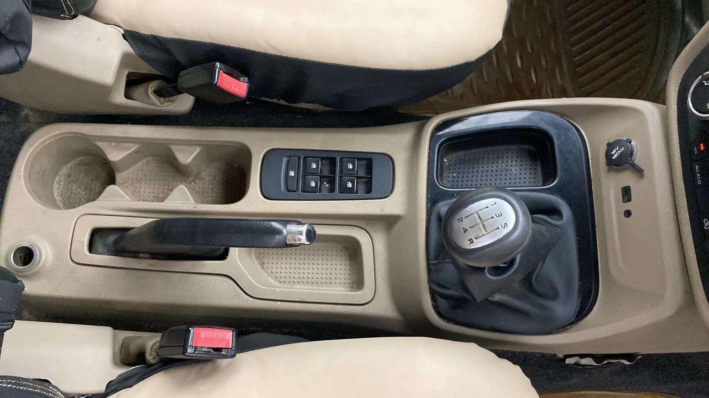 2018 Mahindra TUV300 T8, Diesel, Manual, 89,589 km, Gear Lever