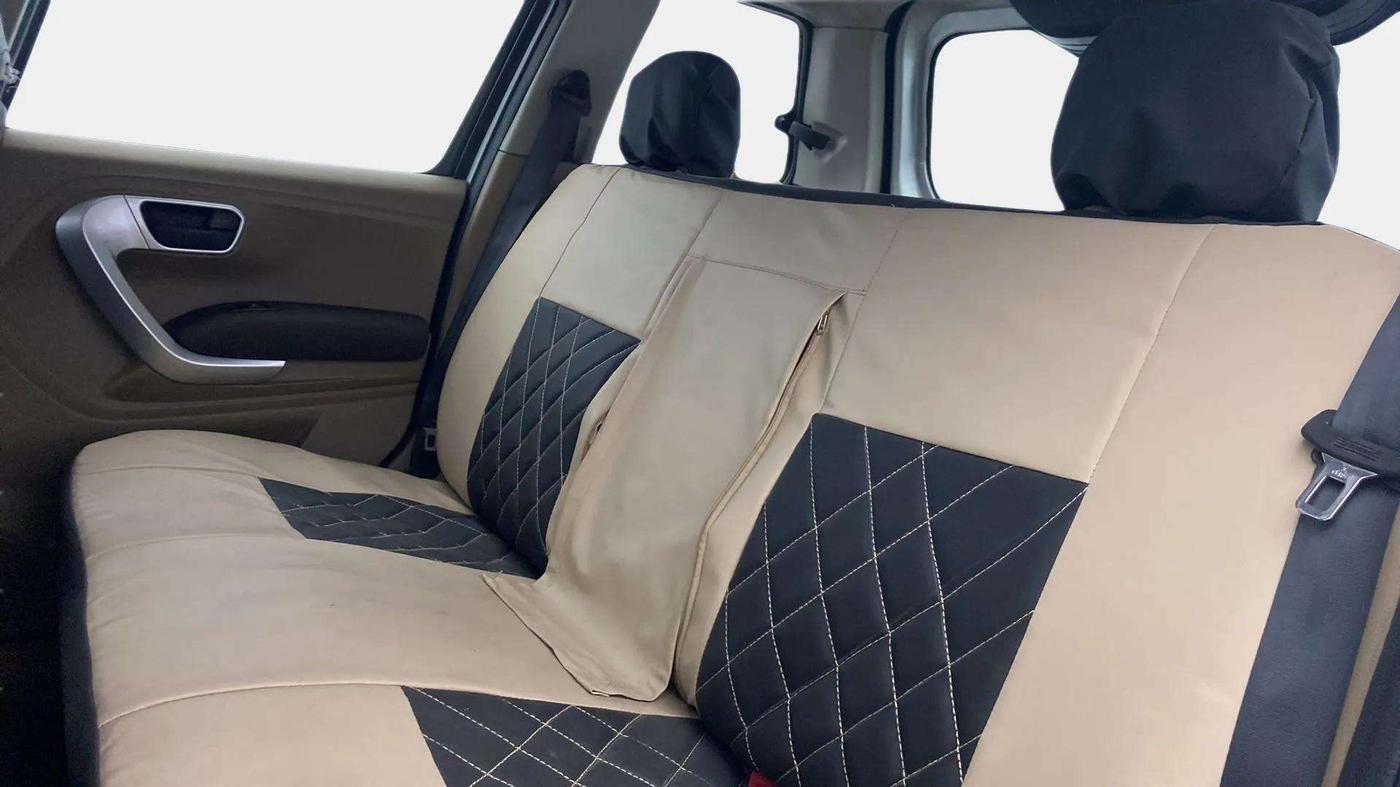 2018 Mahindra TUV300 T8, Diesel, Manual, 89,589 km, Right Side Rear Door Cabin