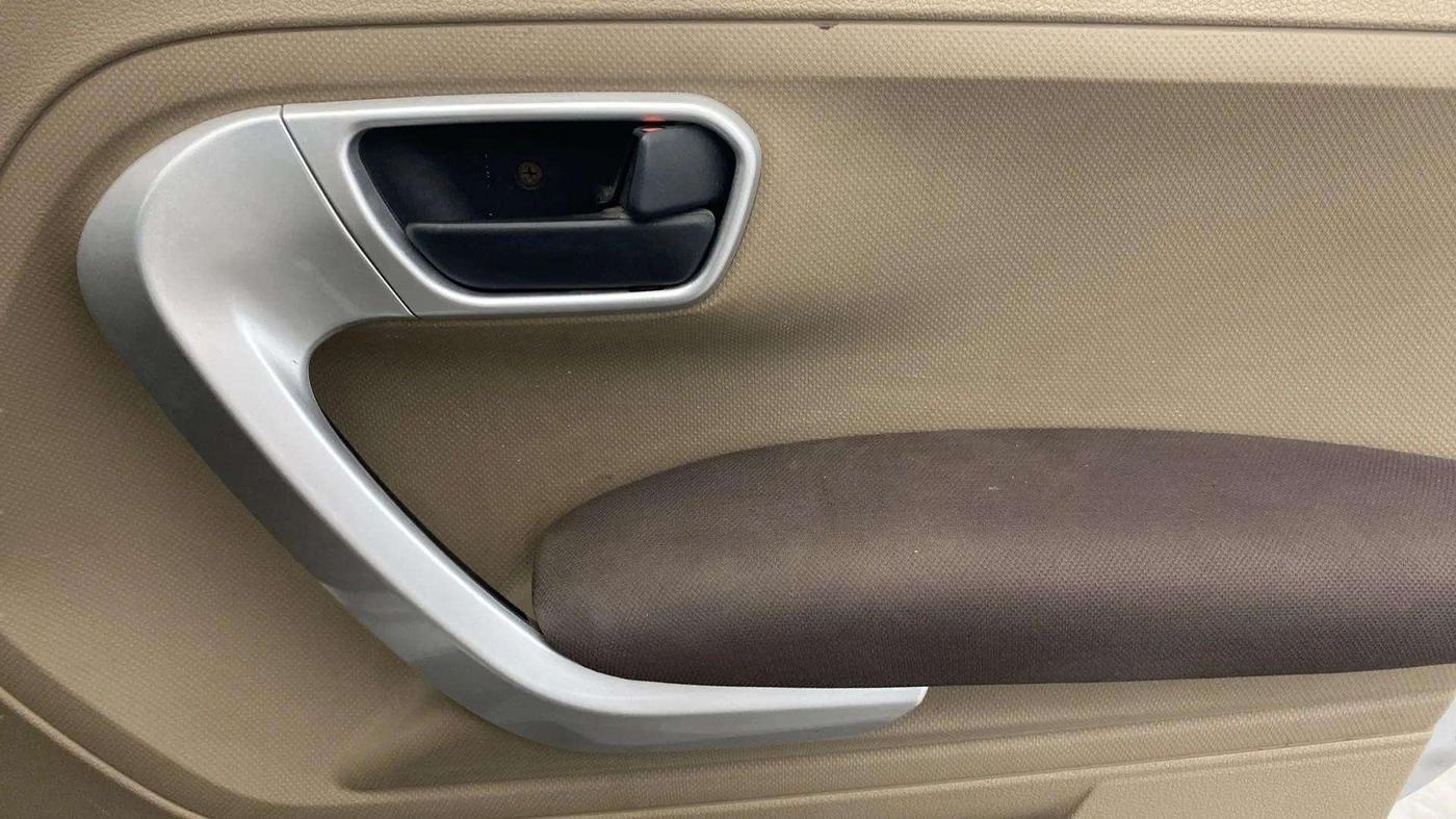 2018 Mahindra TUV300 T8, Diesel, Manual, 89,589 km, Driver Side Door Panels Control