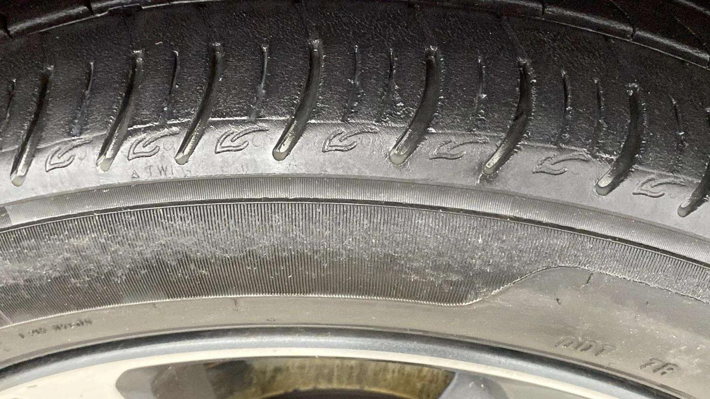 2020 Tata ALTROZ XZ PETROL, Petrol, Manual, 30,380 km, Right Front Tyre Tread