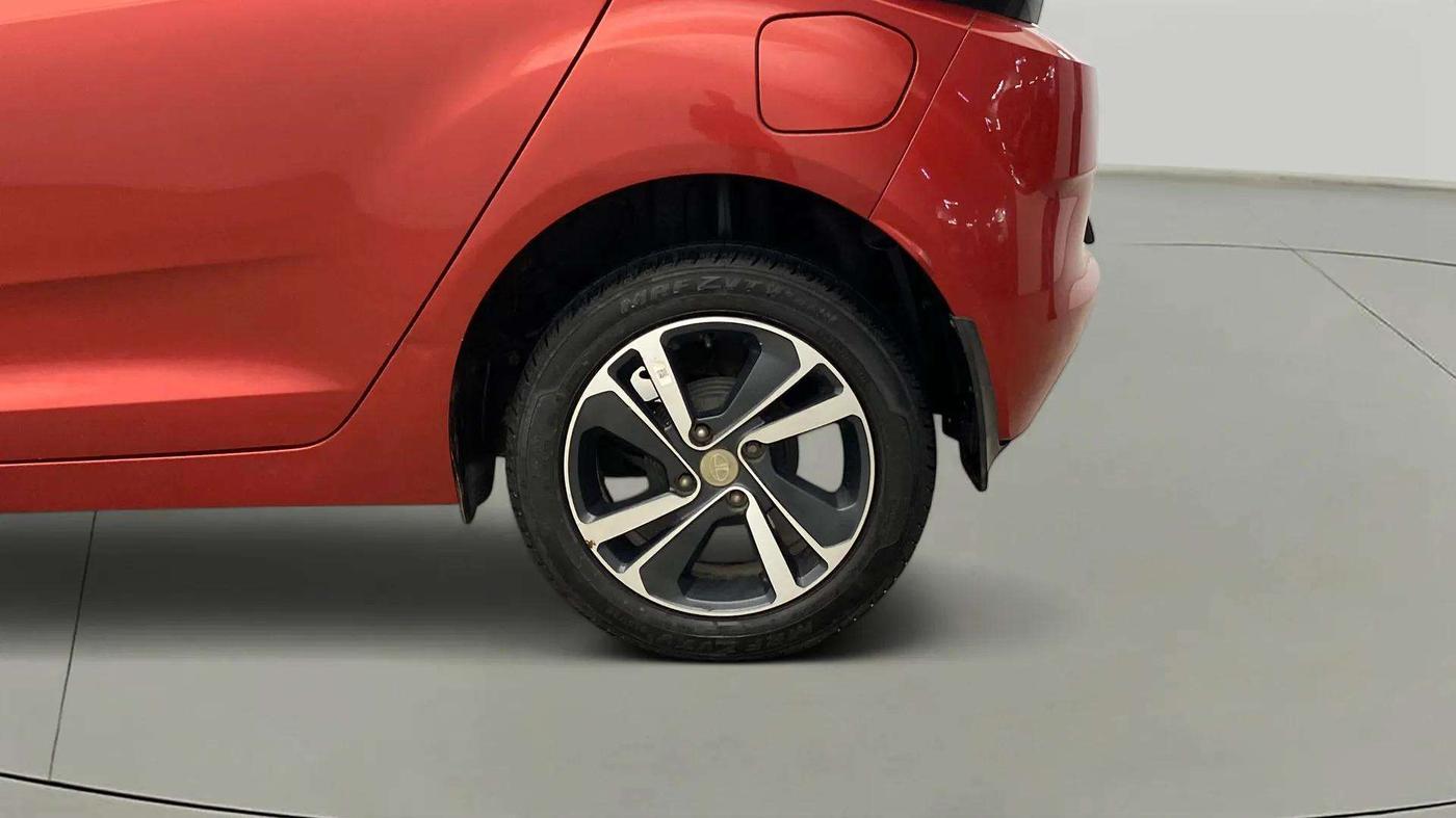 2020 Tata ALTROZ XZ PETROL, Petrol, Manual, 30,380 km, Left Rear Wheel