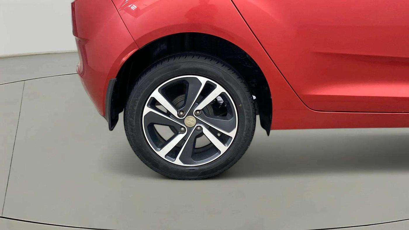 2020 Tata ALTROZ XZ PETROL, Petrol, Manual, 30,380 km, Right Rear Wheel