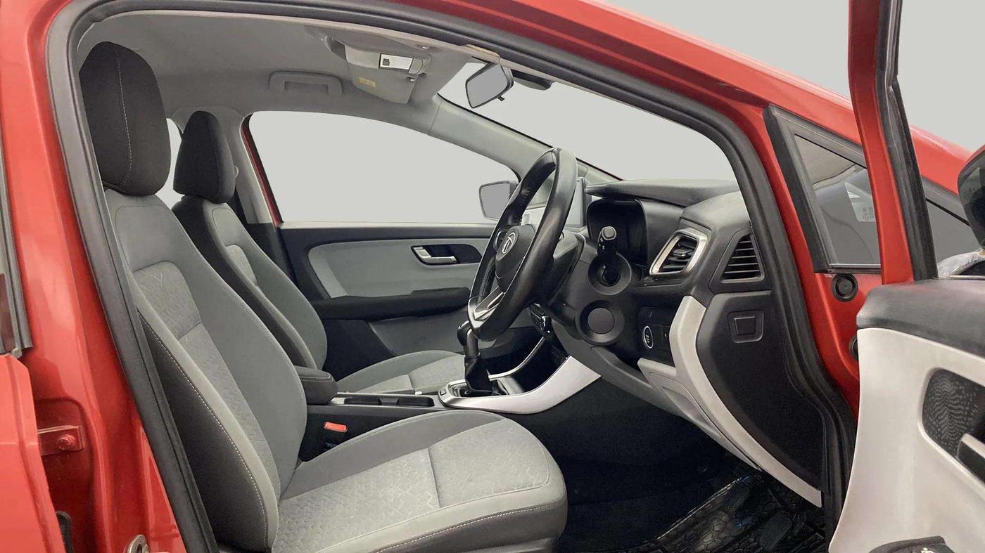 2020 Tata ALTROZ XZ PETROL, Petrol, Manual, 30,380 km, Right Side Front Door Cabin