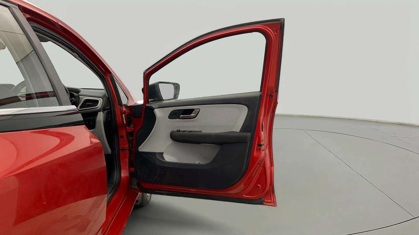 2020 Tata ALTROZ XZ PETROL, Petrol, Manual, 30,380 km, RHS Front Door