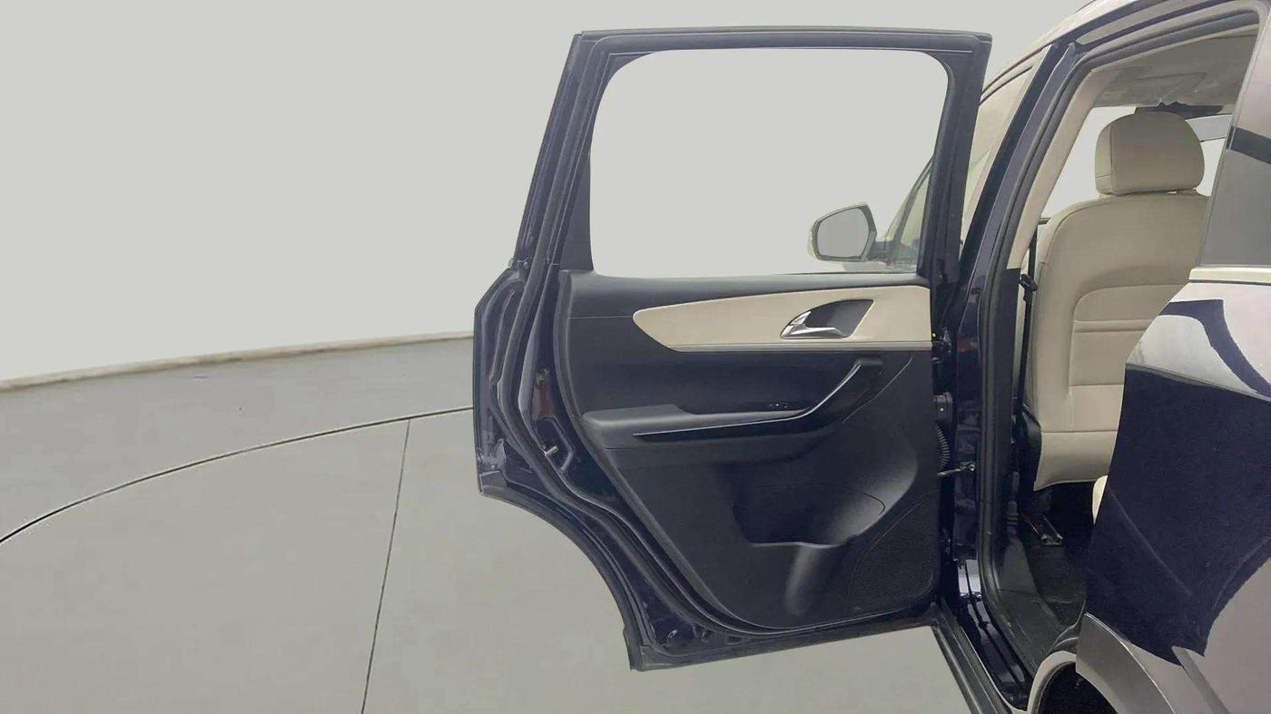 2023 Mahindra XUV700 AX 7 LUXURY D AT 7 STR, Diesel, Automatic, 16,533 km, LHS Rear Door