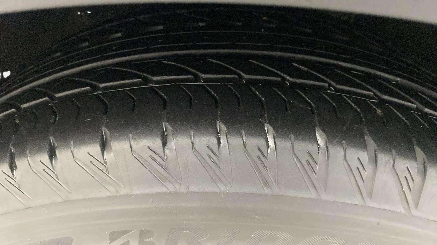 2023 Mahindra XUV700 AX 7 LUXURY D AT 7 STR, Diesel, Automatic, 16,533 km, Left Front Tyre Tread
