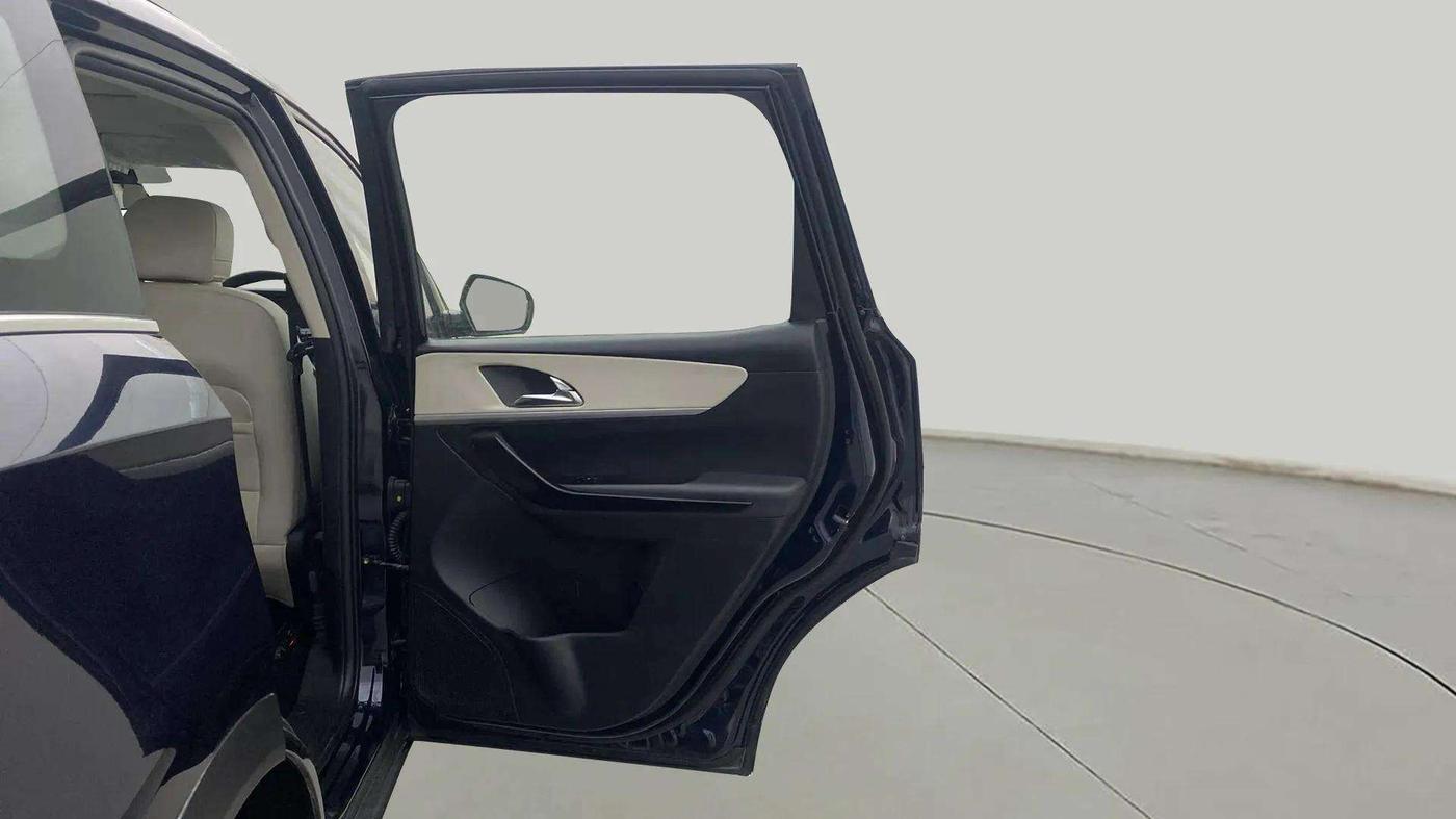 2023 Mahindra XUV700 AX 7 LUXURY D AT 7 STR, Diesel, Automatic, 16,533 km, RHS Rear Door