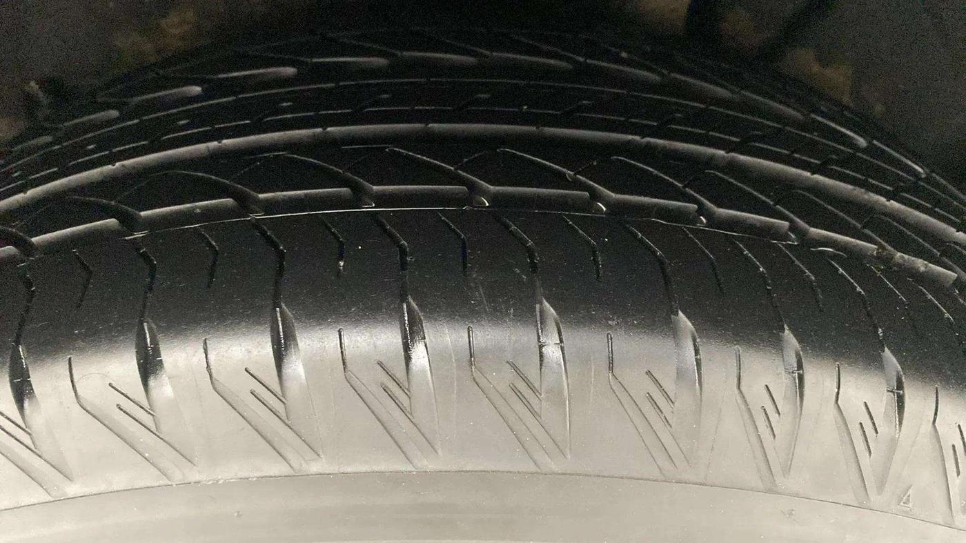 2023 Mahindra XUV700 AX 7 LUXURY D AT 7 STR, Diesel, Automatic, 16,533 km, Left Rear Tyre Tread