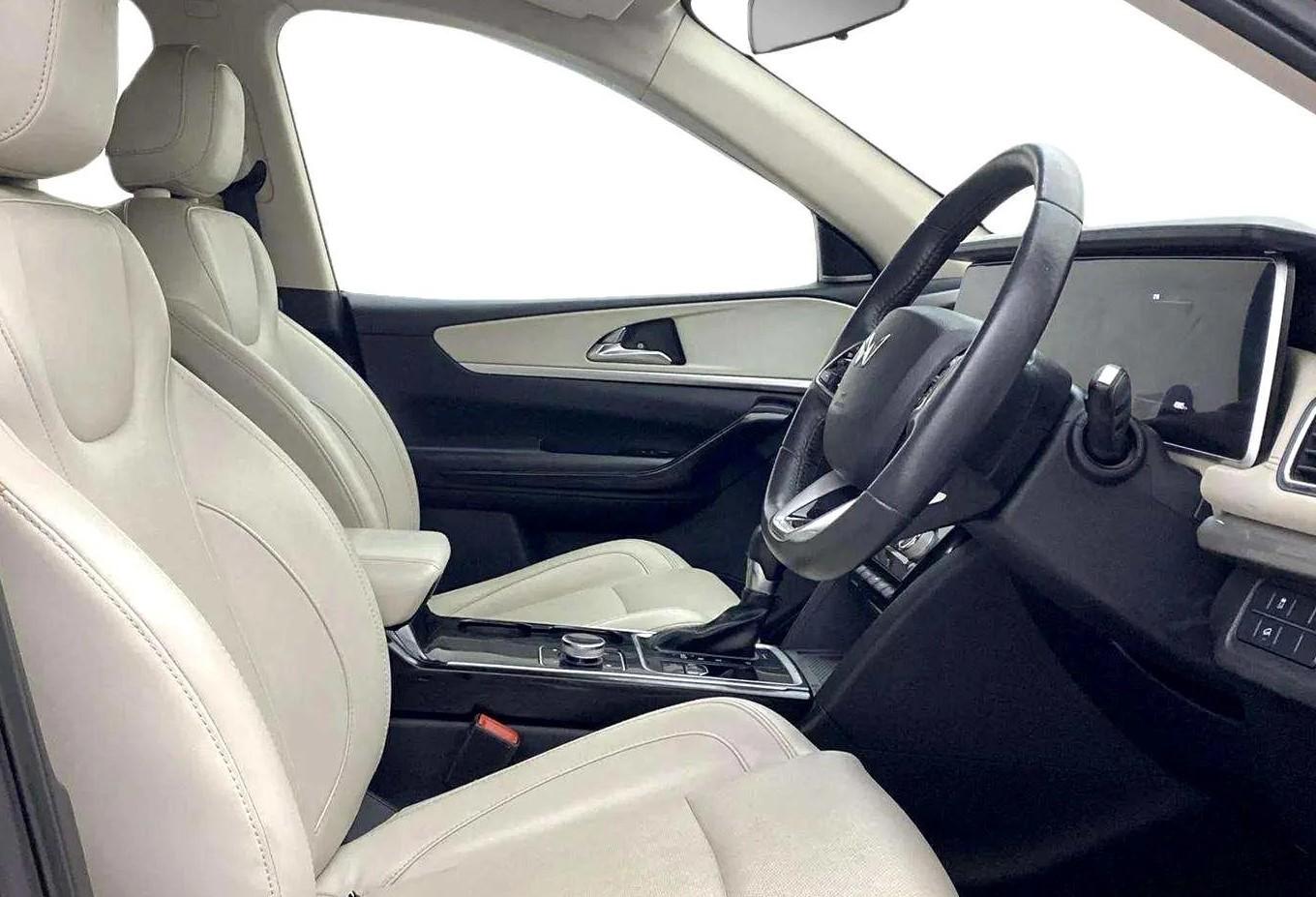 2023 Mahindra XUV700 AX 7 LUXURY D AT 7 STR, Diesel, Automatic, 16,533 km, Right Side Front Door Cabin