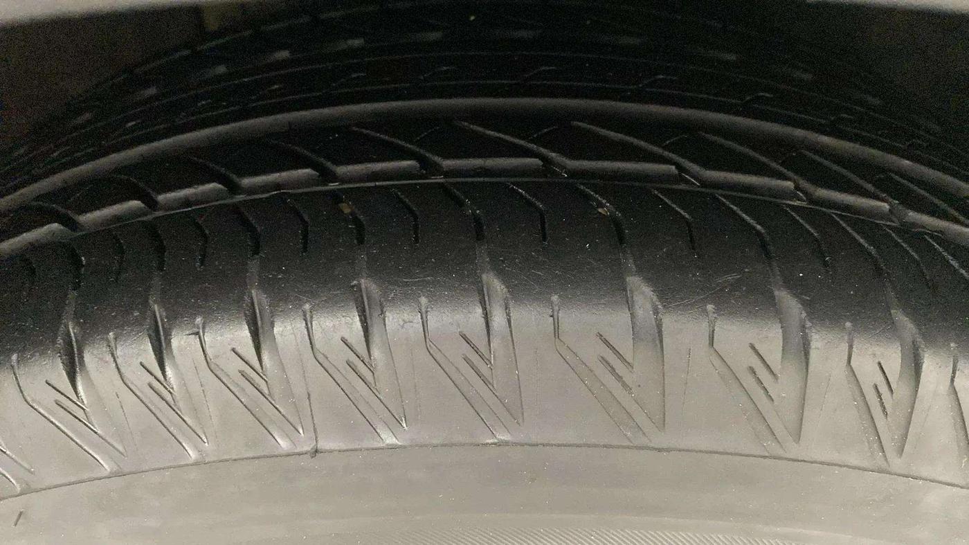 2023 Mahindra XUV700 AX 7 LUXURY D AT 7 STR, Diesel, Automatic, 16,533 km, Right Front Tyre Tread