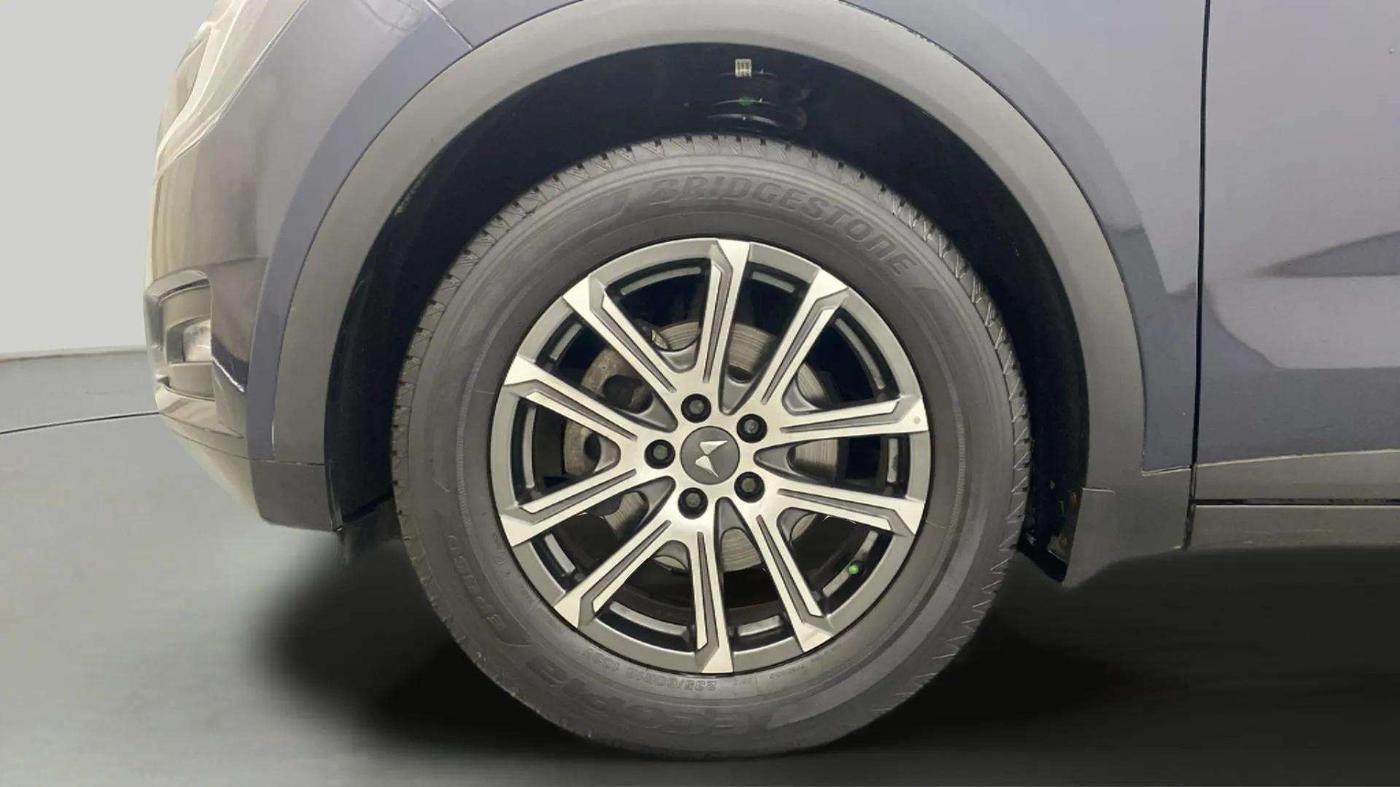 2023 Mahindra XUV700 AX 7 LUXURY D AT 7 STR, Diesel, Automatic, 16,533 km, Left Front Wheel