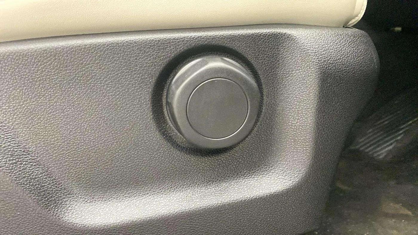 2023 Mahindra XUV700 AX 7 LUXURY D AT 7 STR, Diesel, Automatic, 16,533 km, Driver Side Adjustment Panel