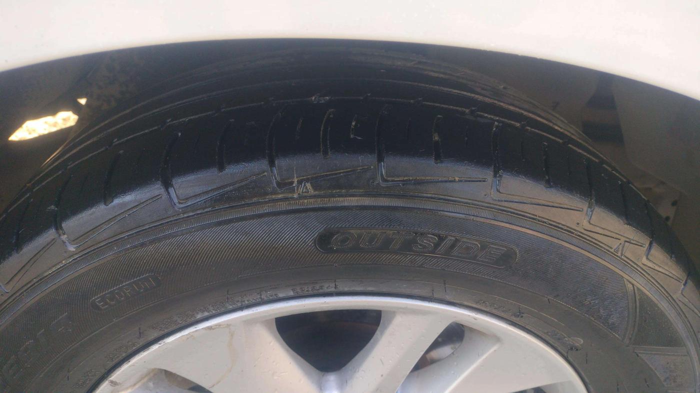 2019 Toyota Innova Crysta 2.4 G 7 STR, Diesel, Manual, 1,70,000 km, Right Front Tyre Tread