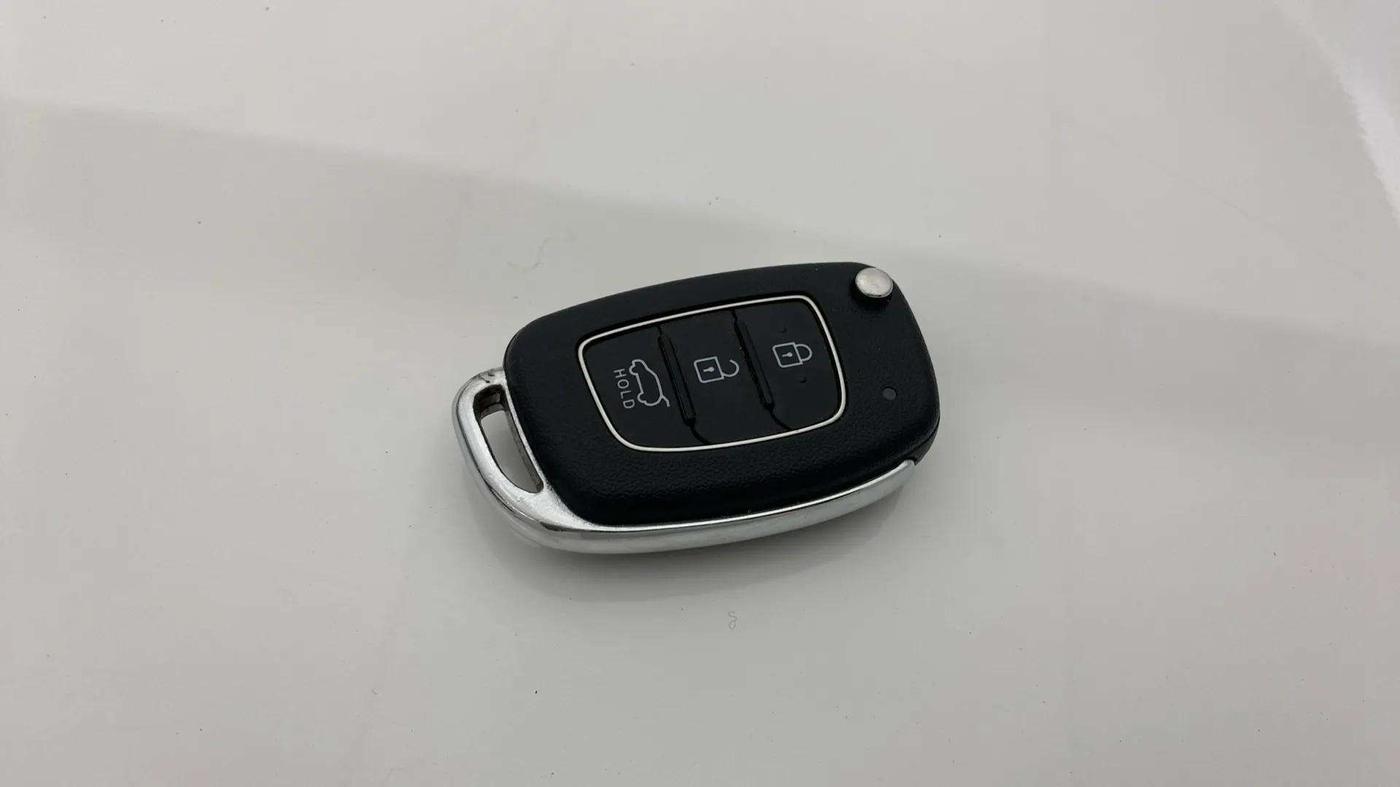 2024 Hyundai VENUE S(O) 1.2, Petrol, Manual, 8,050 km, Key Close Up