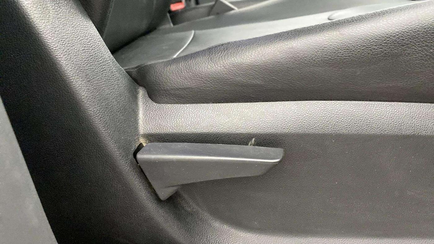 2017 Mahindra KUV 100 NXT K2+ P 6 STR, Petrol, Manual, 32,796 km, Driver Side Adjustment Panel