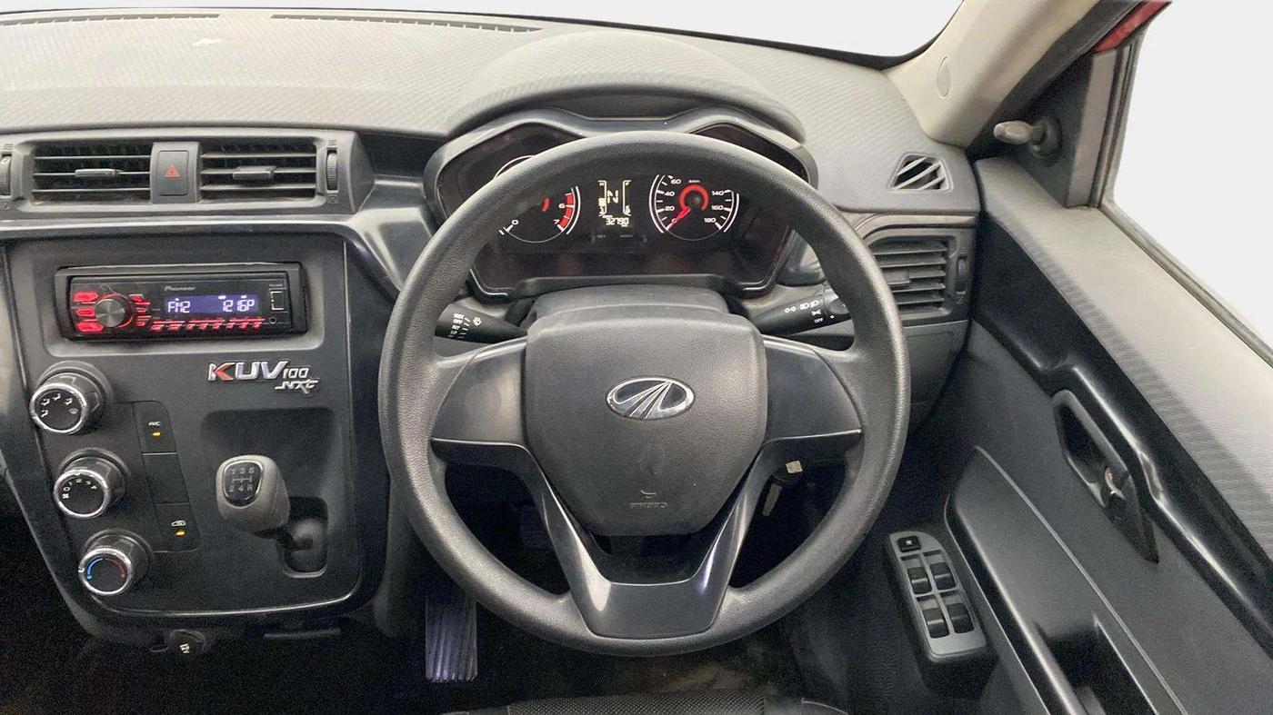 2017 Mahindra KUV 100 NXT K2+ P 6 STR, Petrol, Manual, 32,796 km, Steering Wheel Close Up
