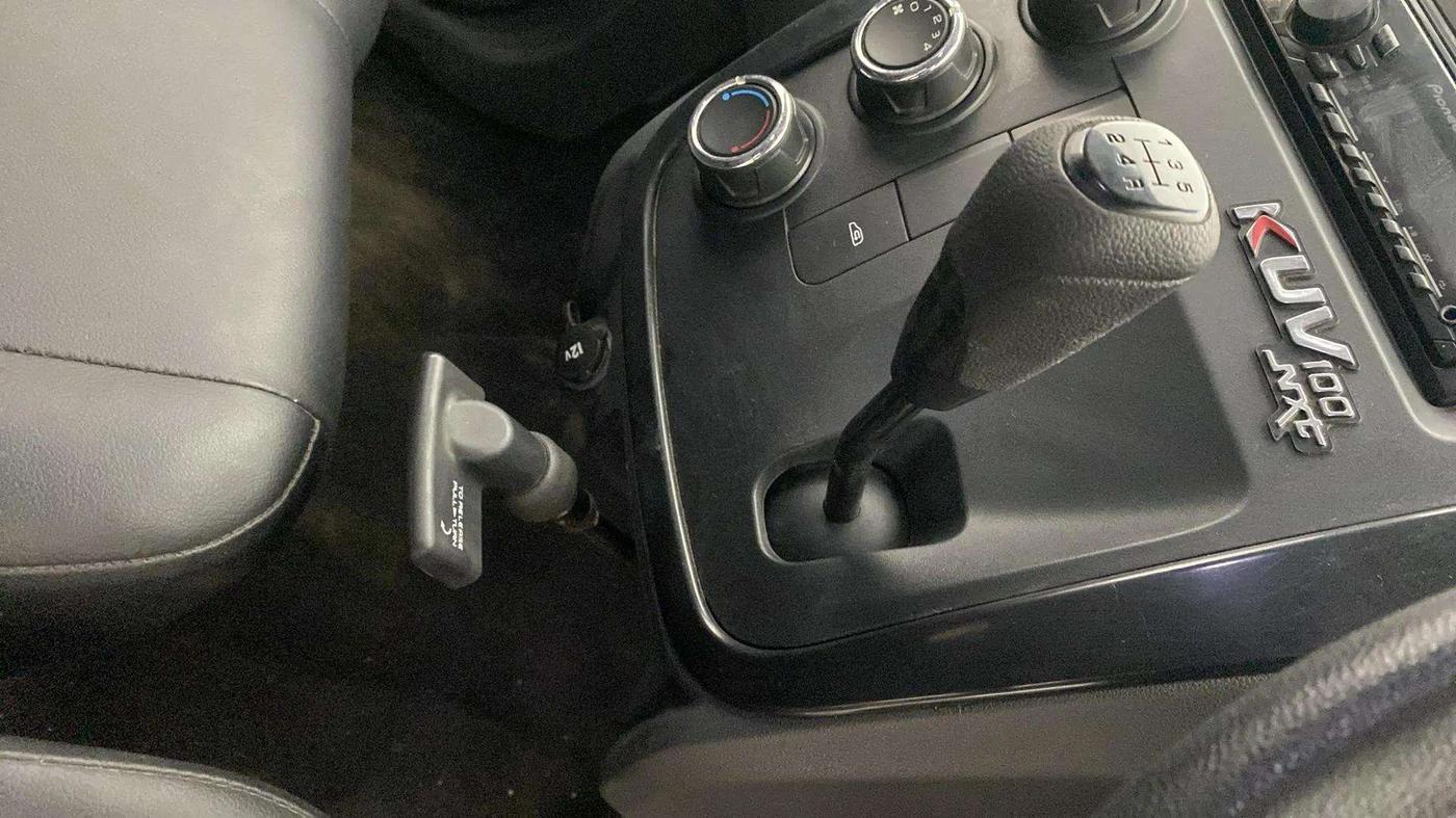 2017 Mahindra KUV 100 NXT K2+ P 6 STR, Petrol, Manual, 32,796 km, Gear Lever