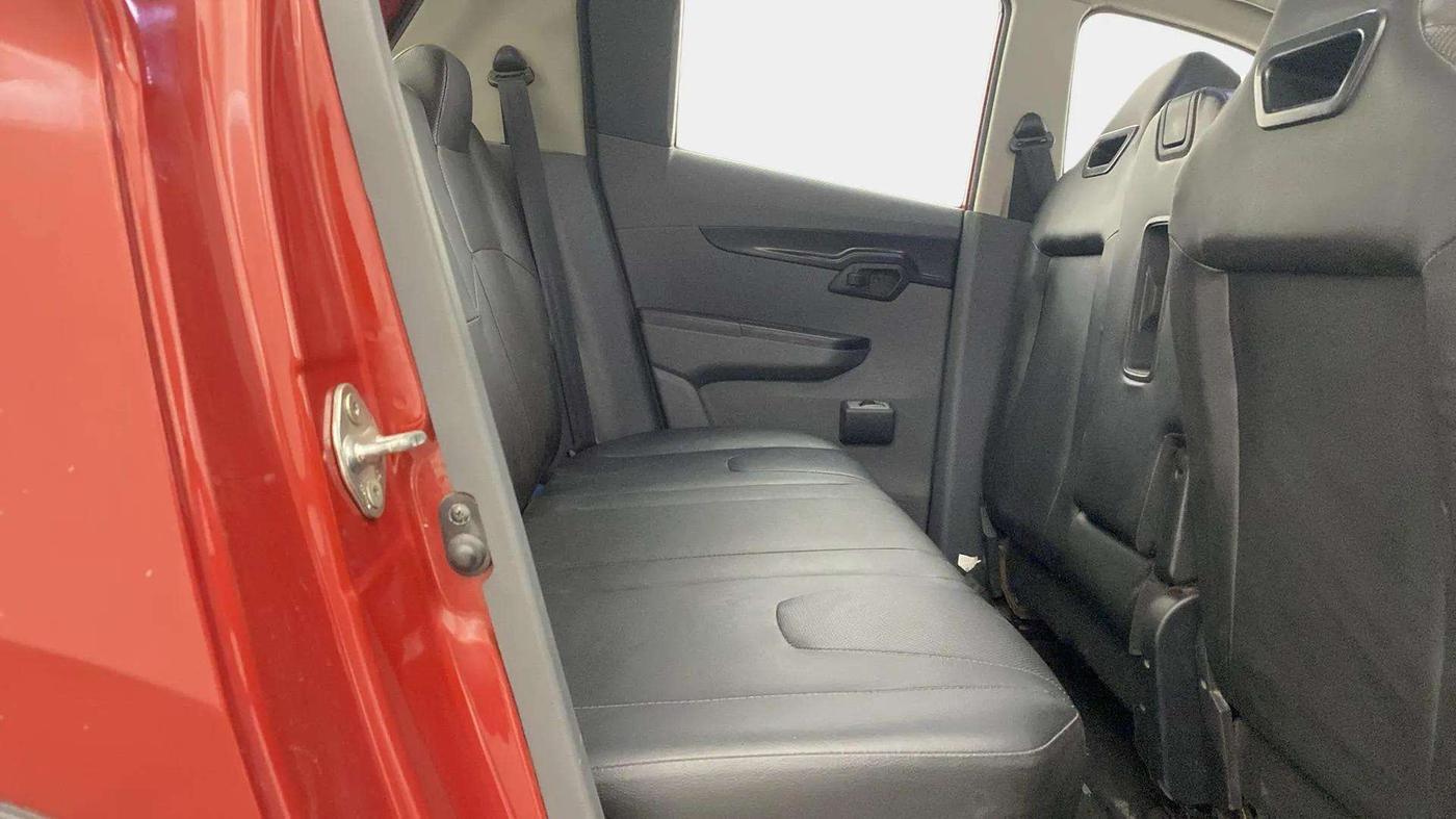 2017 Mahindra KUV 100 NXT K2+ P 6 STR, Petrol, Manual, 32,796 km, Right Side Rear Door Cabin