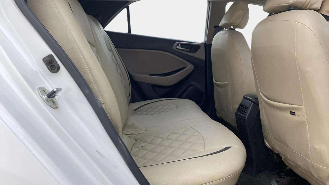 2014 Hyundai Elite i20 SPORTZ 1.2 (O), Petrol, Manual, 33,901 km, Right Side Rear Door Cabin