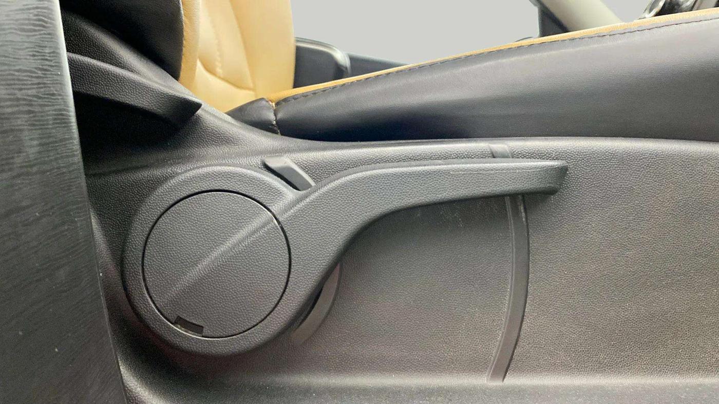 2021 Mahindra XUV500 W9 AT, Diesel, Automatic, 48,283 km, Driver Side Adjustment Panel