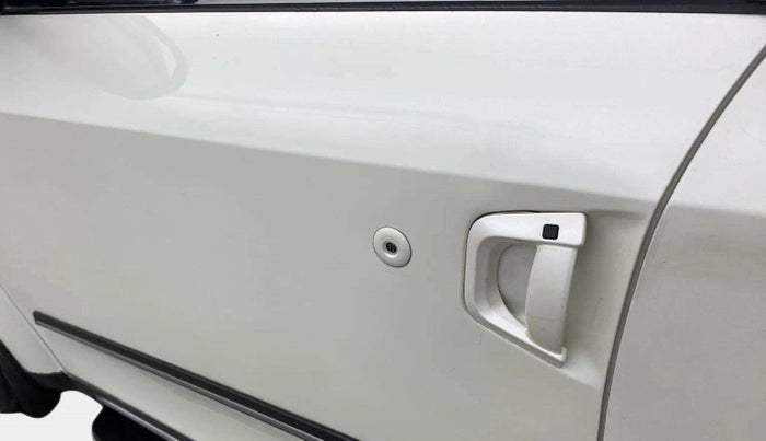 2021 Mahindra XUV500 W9 AT, Diesel, Automatic, 48,283 km, Front passenger door - Minor scratches
