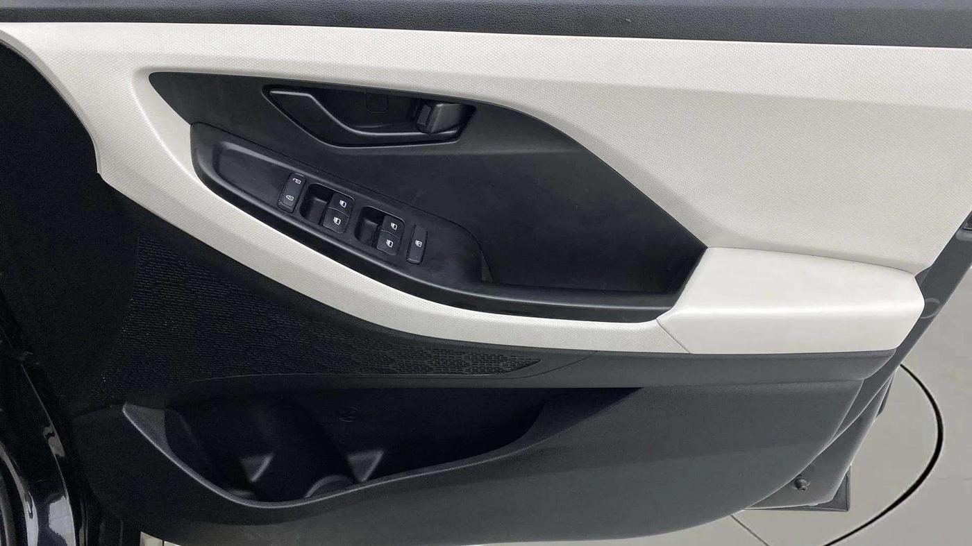 2022 Hyundai Creta E 1.5 PETROL, Petrol, Manual, 12,765 km, Driver Side Door Panels Control