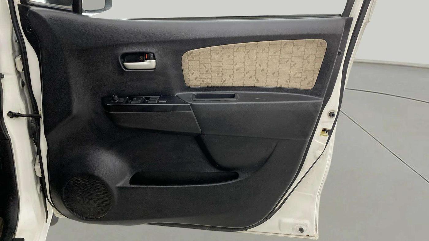2017 Maruti Wagon R 1.0 VXI, Petrol, Manual, 64,327 km, Driver Side Door Panels Control