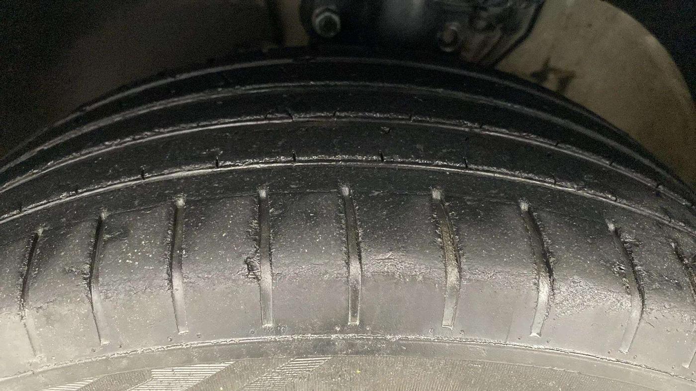 2017 Volkswagen Ameo HIGHLINE1.2L PLUS 16 ALLOY, Petrol, Manual, 28,060 km, Left Front Tyre Tread