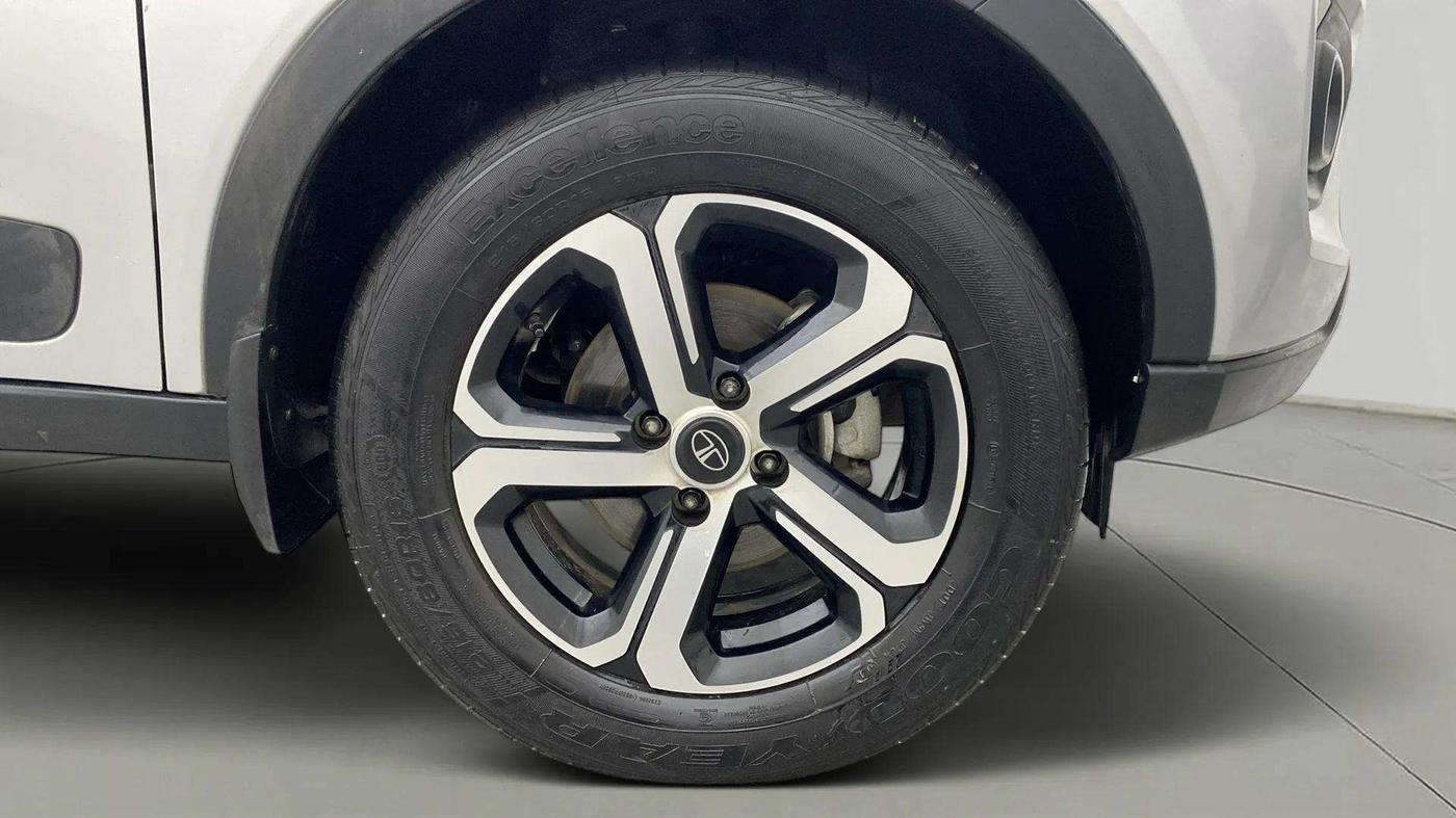 2021 Tata NEXON XZA PLUS (O) PETROL, Petrol, Automatic, 26,865 km, Right Front Wheel