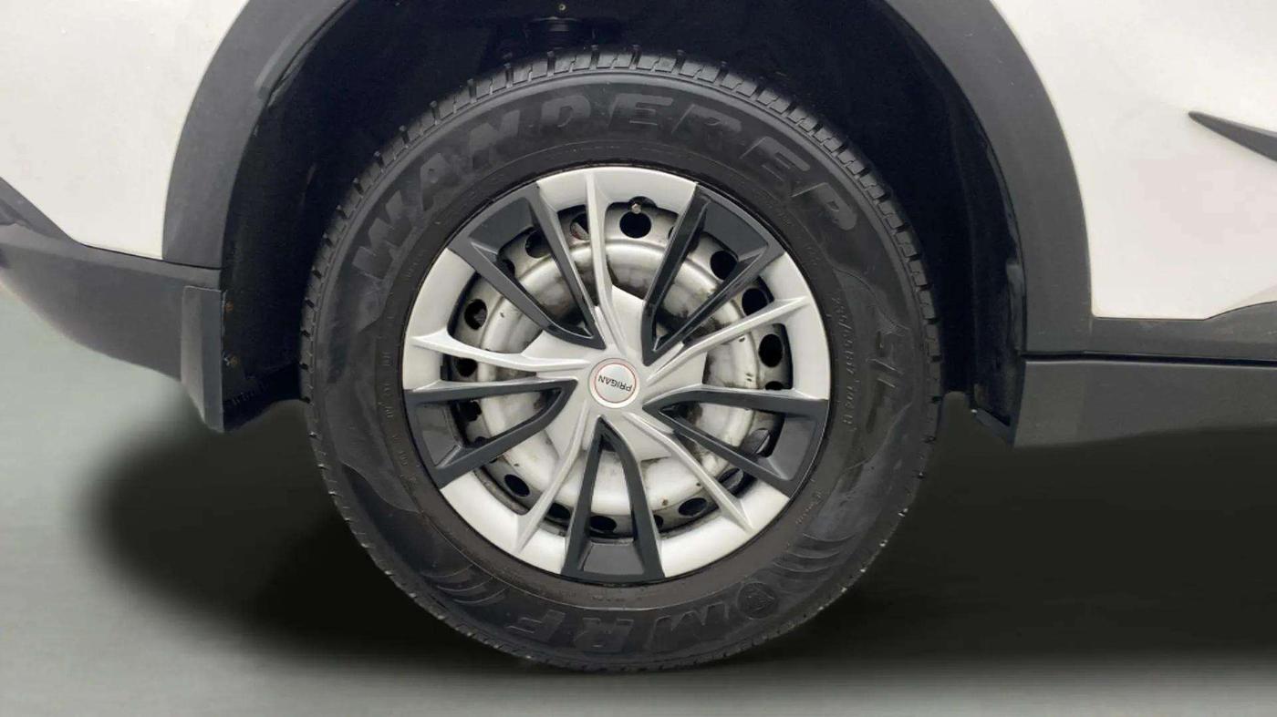 2023 Mahindra XUV700 MX D MT 5 STR, Diesel, Manual, 32,717 km, Right Rear Wheel