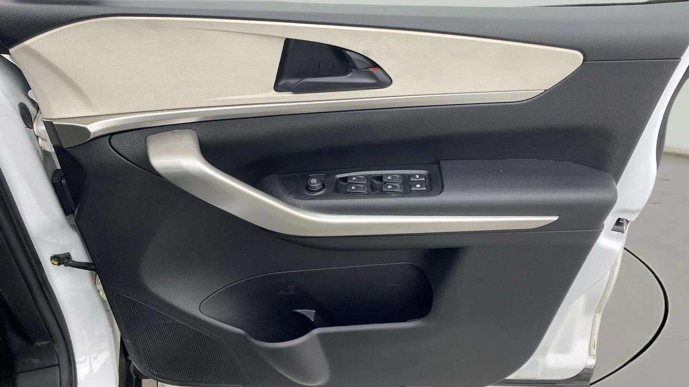 2023 Mahindra XUV700 MX D MT 5 STR, Diesel, Manual, 32,717 km, Driver Side Door Panels Control