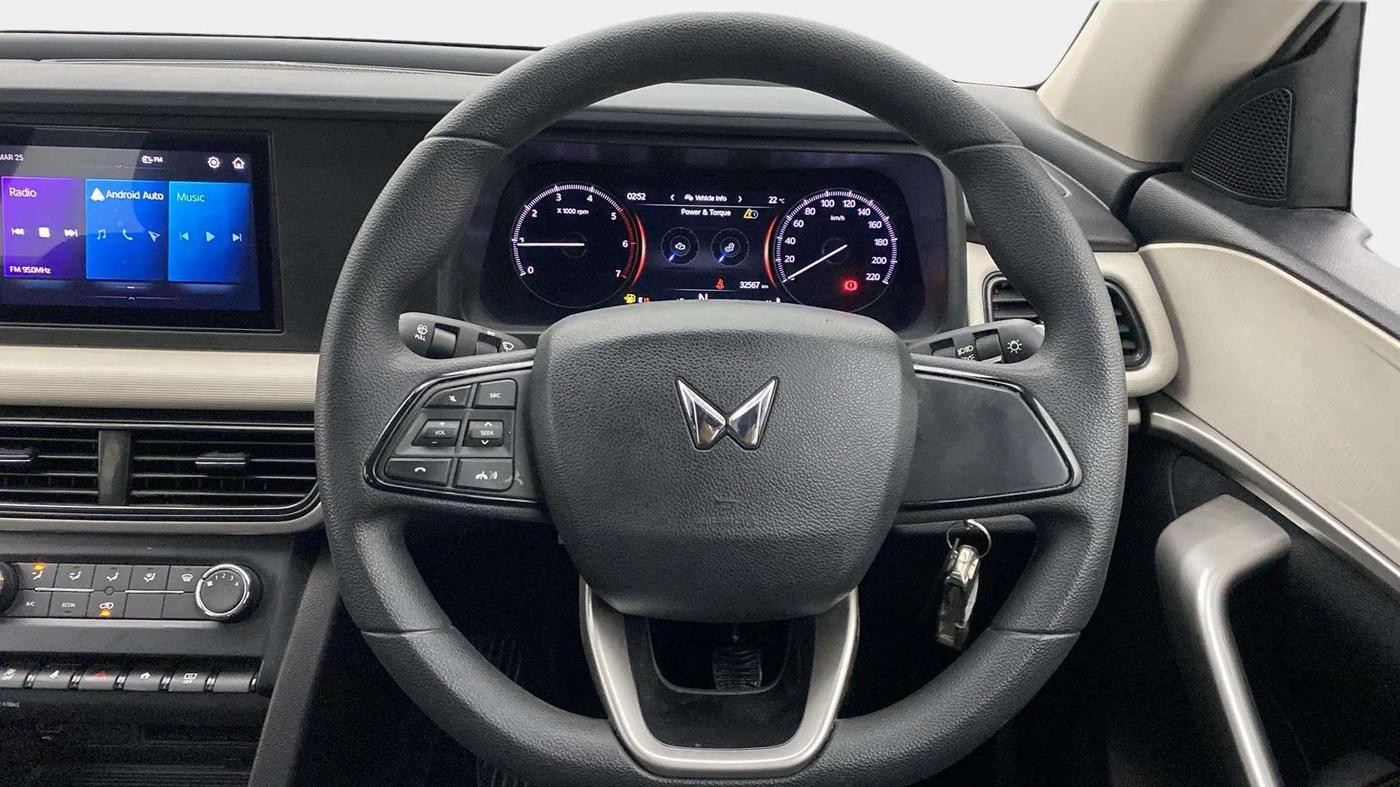 2023 Mahindra XUV700 MX D MT 5 STR, Diesel, Manual, 32,717 km, Steering Wheel Close Up