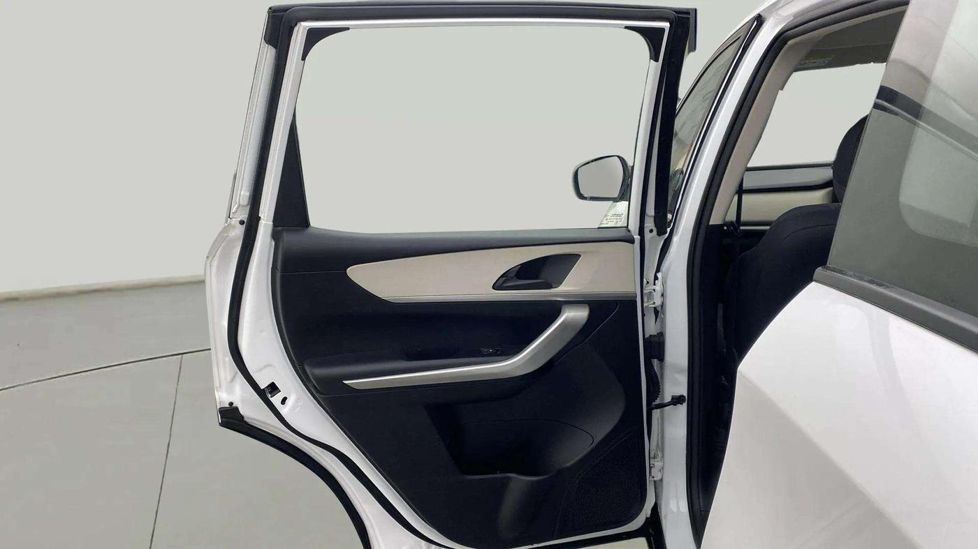 2023 Mahindra XUV700 MX D MT 5 STR, Diesel, Manual, 32,717 km, LHS Rear Door