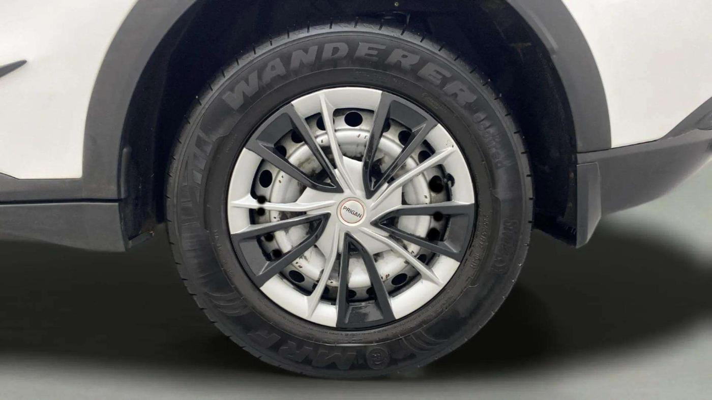 2023 Mahindra XUV700 MX D MT 5 STR, Diesel, Manual, 32,717 km, Left Rear Wheel