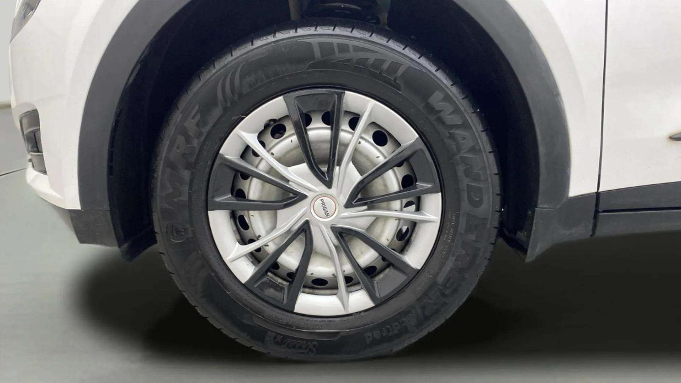 2023 Mahindra XUV700 MX D MT 5 STR, Diesel, Manual, 32,717 km, Left Front Wheel