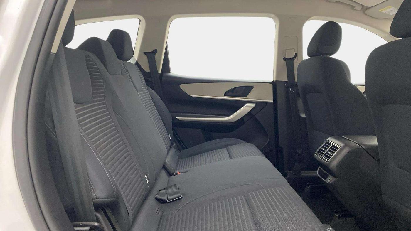 2023 Mahindra XUV700 MX D MT 5 STR, Diesel, Manual, 32,717 km, Right Side Rear Door Cabin