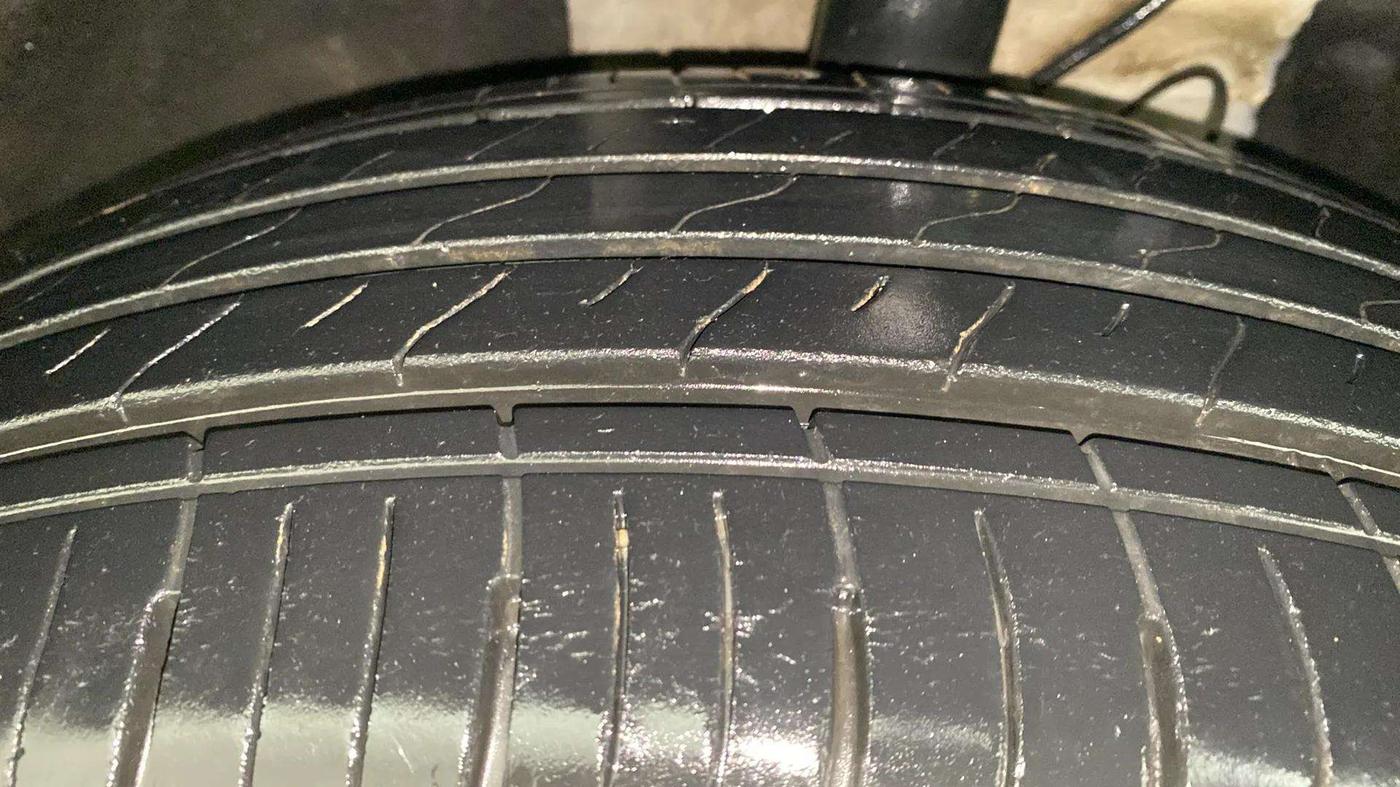 2023 Mahindra XUV700 MX D MT 5 STR, Diesel, Manual, 32,717 km, Left Front Tyre Tread