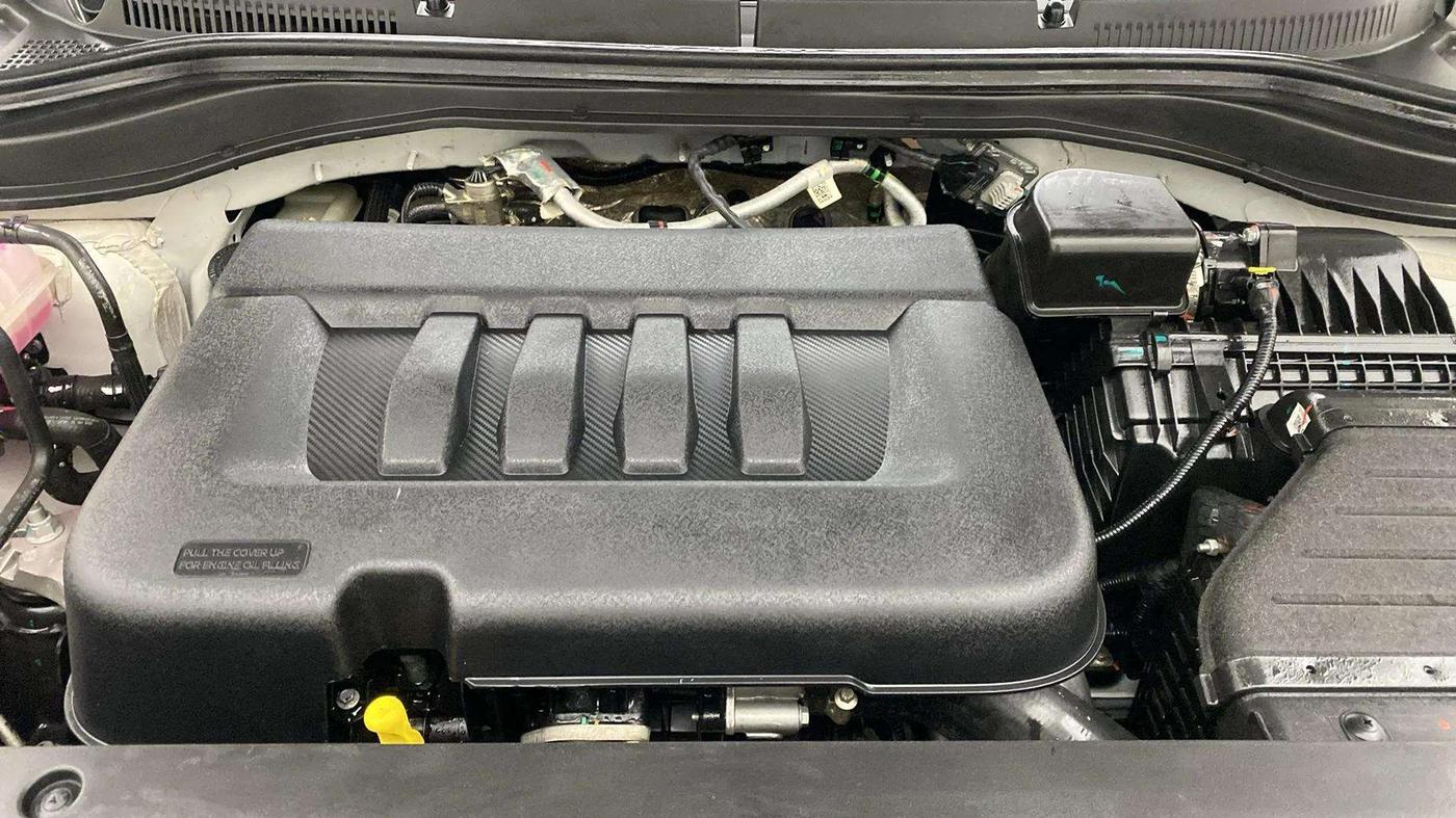 2023 Mahindra XUV700 MX D MT 5 STR, Diesel, Manual, 32,717 km, Engine View