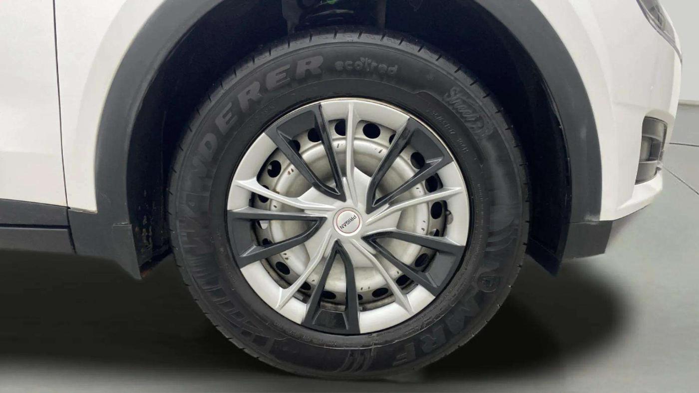 2023 Mahindra XUV700 MX D MT 5 STR, Diesel, Manual, 32,717 km, Right Front Wheel