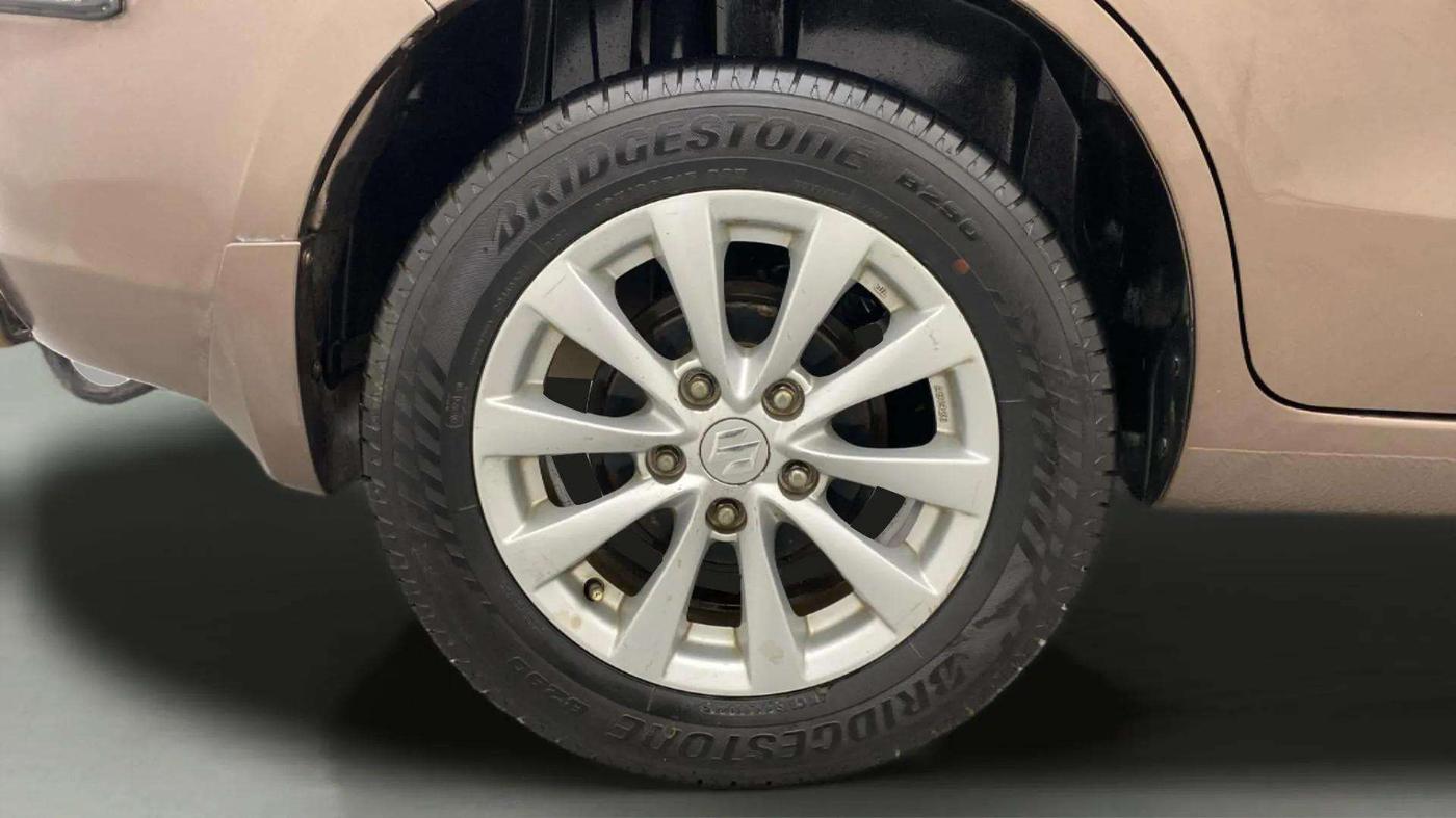 2014 Maruti Ertiga ZDI, Diesel, Manual, 74,883 km, Right Rear Wheel