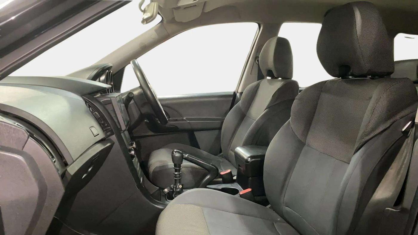 2019 Mahindra XUV500 W5, Diesel, Manual, 1,00,060 km, Right Side Front Door Cabin