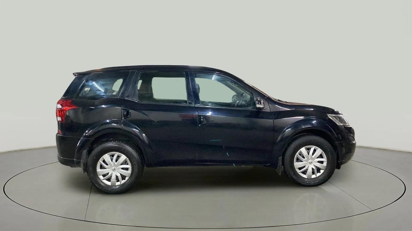 2019 Mahindra XUV500 W5, Diesel, Manual, 1,00,060 km, Right Side View