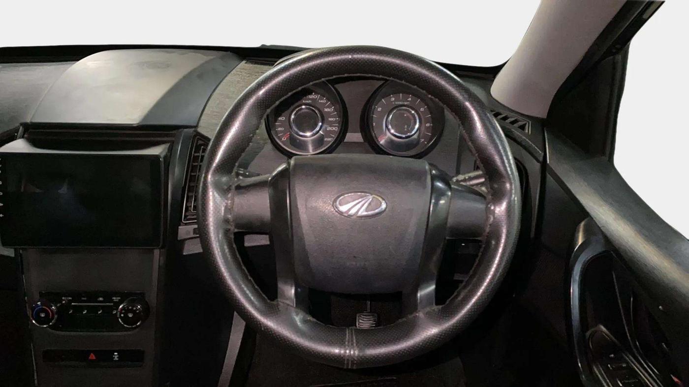 2019 Mahindra XUV500 W5, Diesel, Manual, 1,00,060 km, Steering Wheel Close Up
