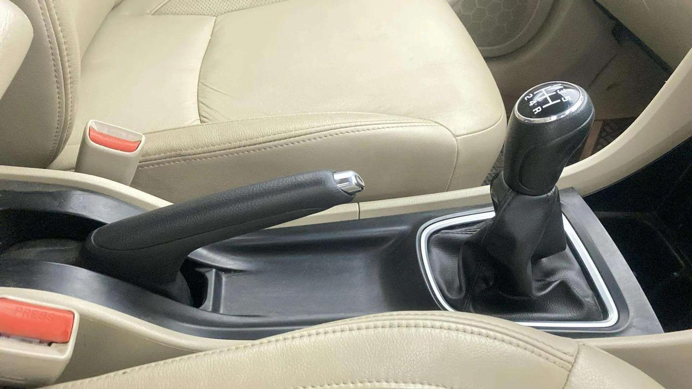 2018 Maruti Ciaz ALPHA 1.5 SHVS PETROL, Petrol, Manual, 30,345 km, Gear Lever