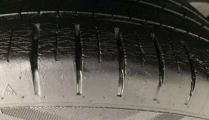 2018 Maruti Ciaz ALPHA 1.5 SHVS PETROL, Petrol, Manual, 30,345 km, Left Front Tyre Tread
