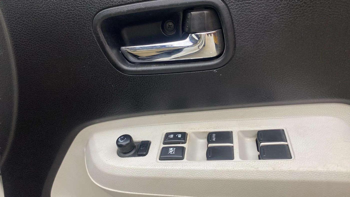2017 Maruti IGNIS ZETA 1.2 AMT, Petrol, Automatic, 67,686 km, Driver Side Door Panels Control