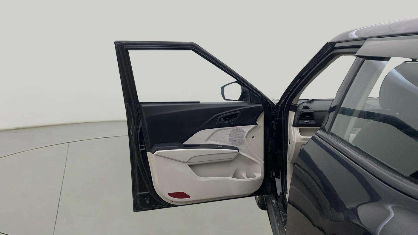 2021 Mahindra XUV300 W4 1.2 PETROL, Petrol, Manual, 17,830 km, LHS Front Door