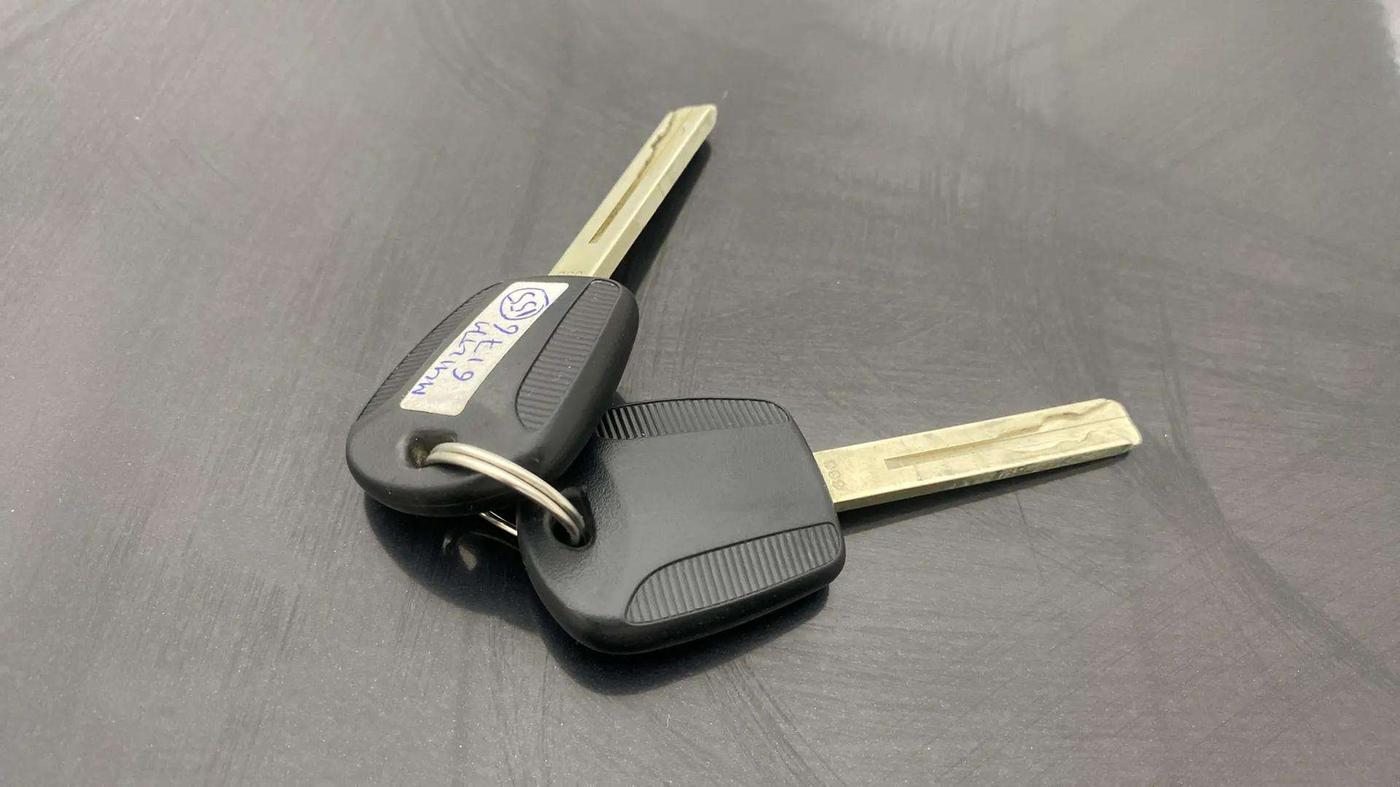 2021 Mahindra XUV300 W4 1.2 PETROL, Petrol, Manual, 17,830 km, Key Close Up