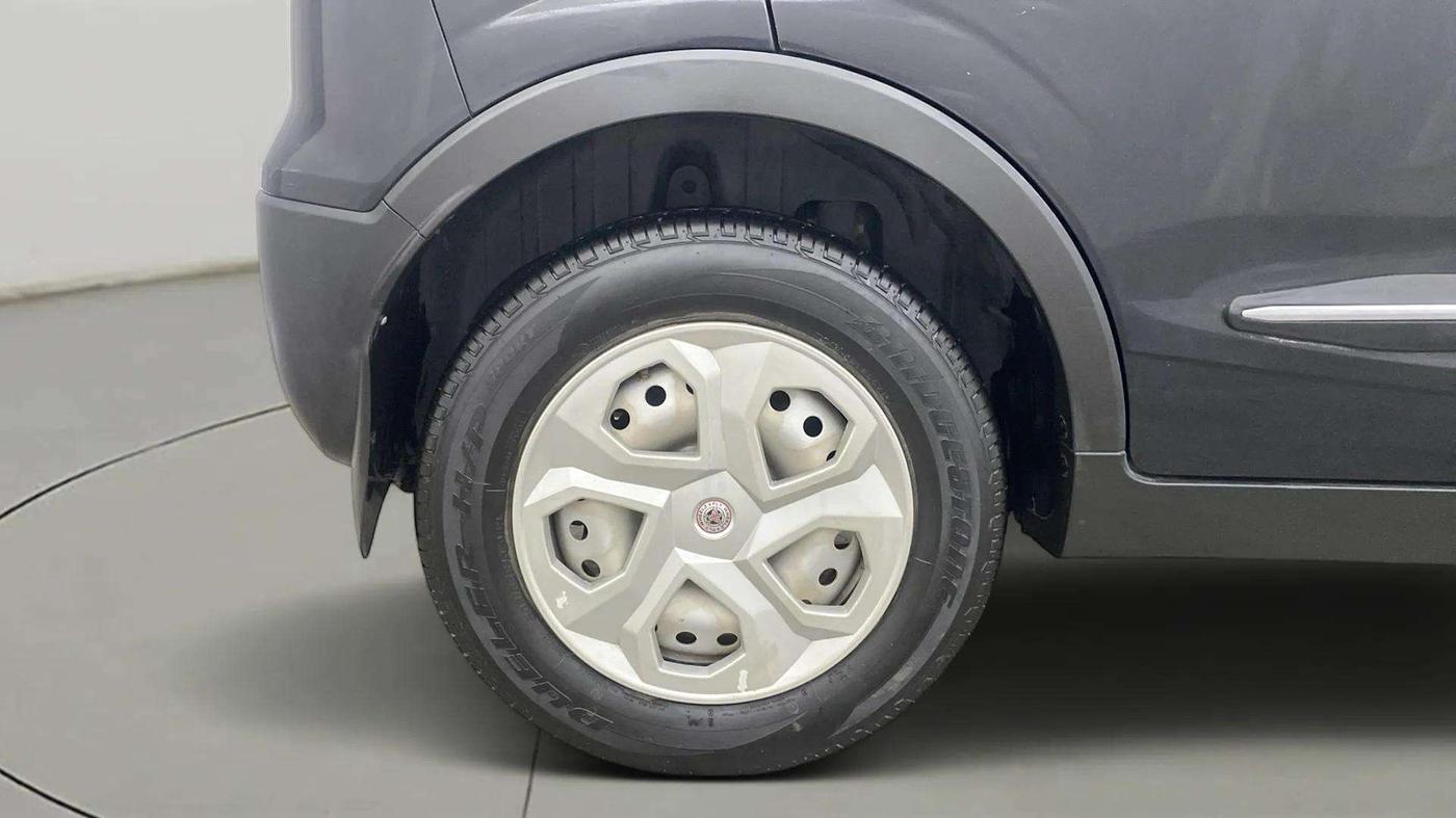 2021 Mahindra XUV300 W4 1.2 PETROL, Petrol, Manual, 17,830 km, Right Rear Wheel